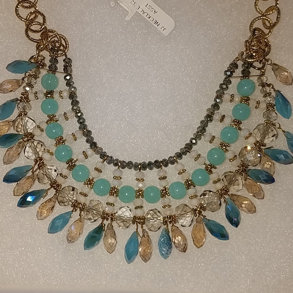 NWT Layered Statement Necklace Gold - Picture 6 of 6
